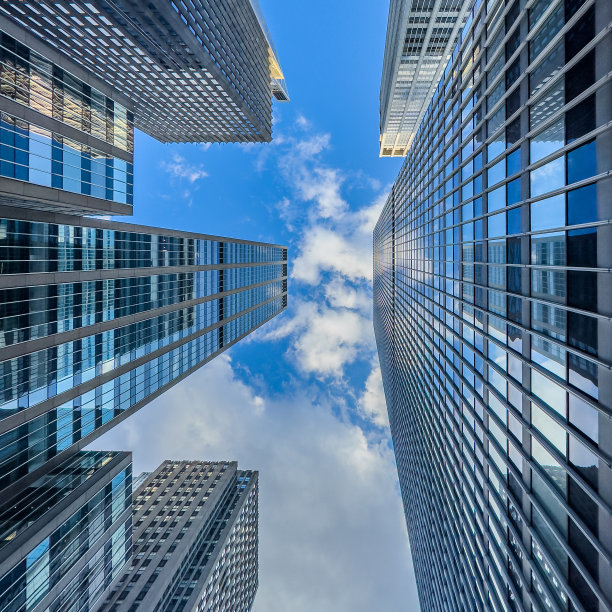 在大城市里仰望街道图片下载