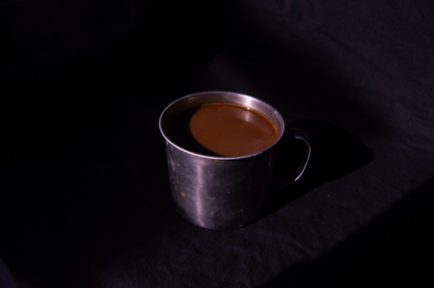 黑色背景的牛奶咖啡图片下载