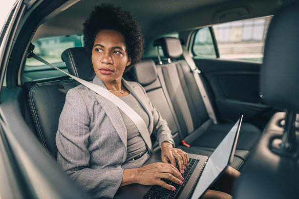 处理忙碌的生意图片下载