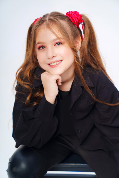 一位扎着马尾辫、身穿黑色衣服的少女的肖像，背景为白色图片下载