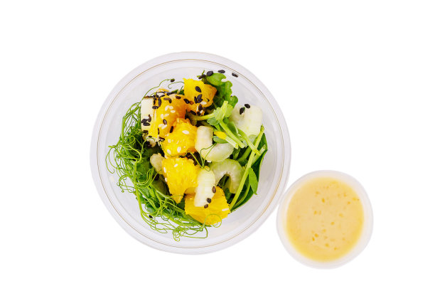 蔬菜沙拉，豌豆，菠菜，芹菜，橙子，芝麻和酱汁在白色的塑料杯上。图片下载