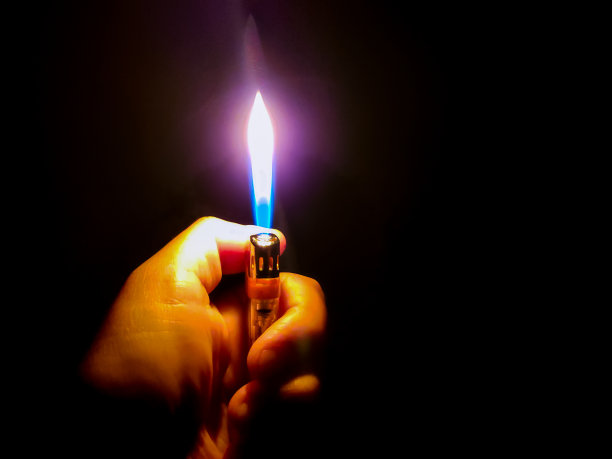 裁剪手拿打火机图片下载