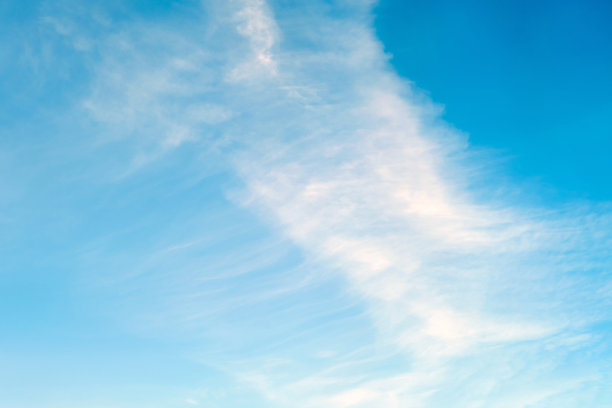白天蓝色天空中的白色卷云和层云图片下载