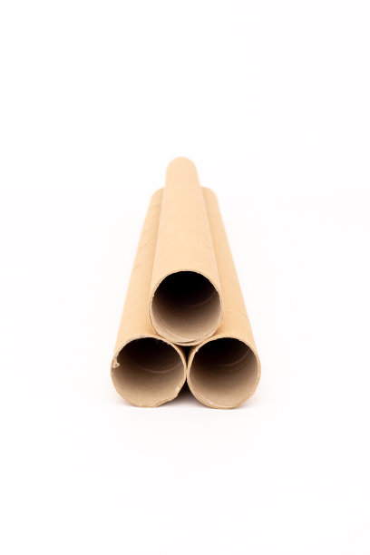 白色背景上的三个纸板袖子图片下载