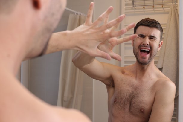 有人对着镜子大声尖叫图片下载