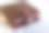 一个棕色的钱包躺在桌子上的白色桌布上，家庭预算和财务的概念图片下载