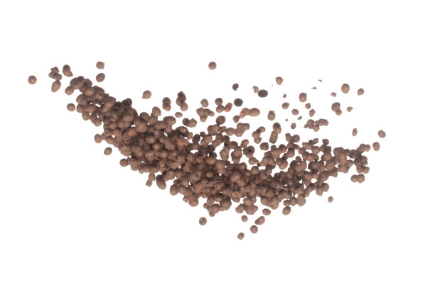 粘土排水小尺寸球倒下来，爆炸在空气中。粘土排水球水花形状形成线浮。白色背景隔离高速快门冻结运动图片下载