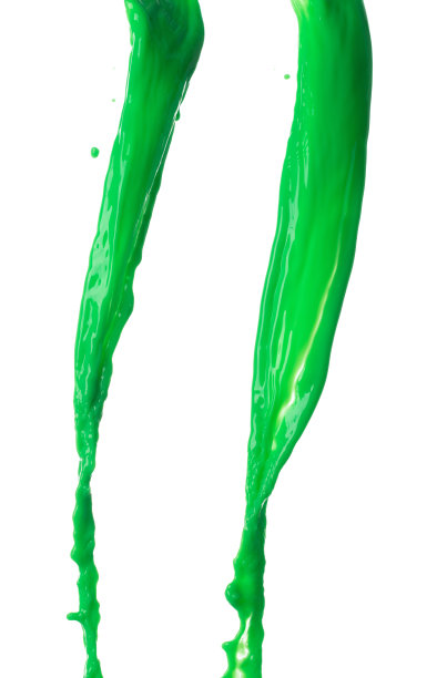绿色抹茶奶茶倒下来，爆炸在空气中。绿色抹茶奶茶溢出飞溅的形状形式线作为油漆的颜色。白色背景隔离高速快门冻结运动图片下载