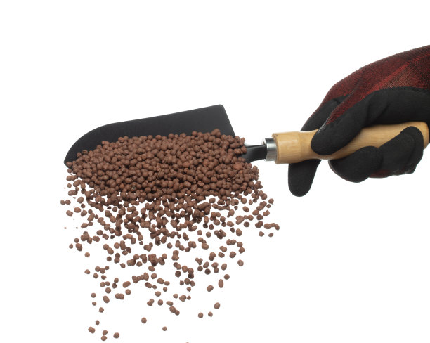 粘土排水小尺寸球倒下来，爆炸在铲手。粘土排水球飞溅形状形成线爆炸。白色背景隔离高速快门冻结运动图片下载