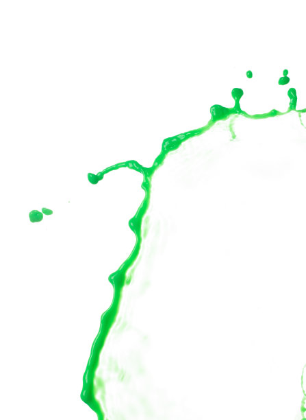 绿色抹茶奶茶倒下来，爆炸在空气中。绿色抹茶奶茶溢出飞溅的形状形式线作为油漆的颜色。白色背景隔离高速快门冻结运动图片下载