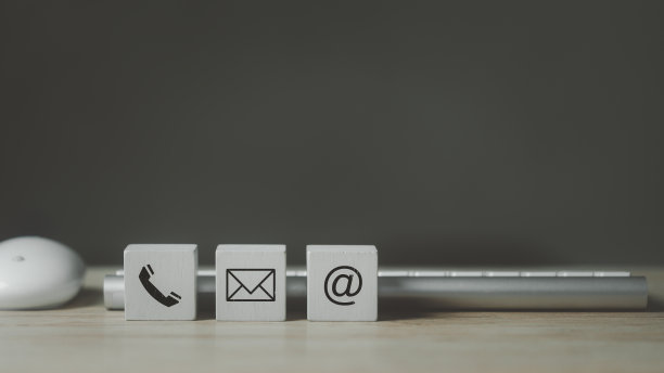 联系我们网站页面和互联网概念。联系方法。木块上有电话、手机、信件和电子邮件的标志。图片下载