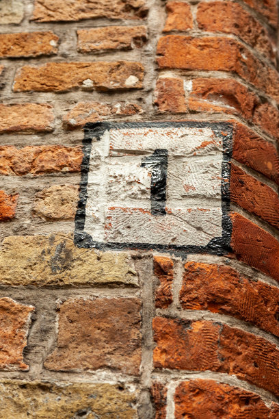 1数字装饰字体在黑色油漆对白色油漆盾牌手绘在房子的墙壁红砖。图片下载