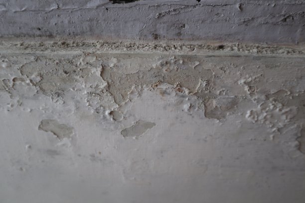 混凝土墙的全景，旧的开裂剥落的油漆。经过风化的粗糙油漆表面，有裂缝和剥落的图案图片下载