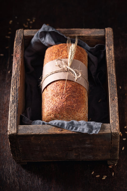在家庭面包店烘焙的杂粮面包。图片下载
