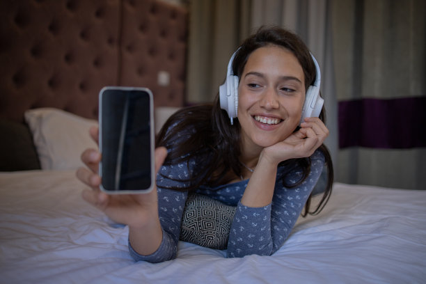 一个美丽的年轻女子听音乐的肖像图片下载