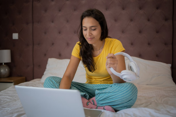 年轻女性在家工作图片下载