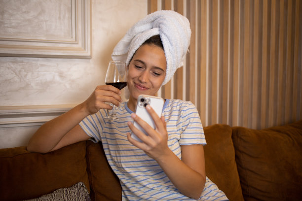 快乐的年轻女子使用电话图片下载