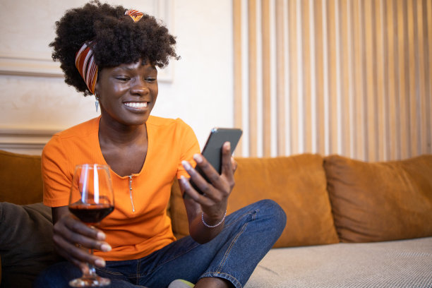 一个年轻女子使用智能手机的肖像图片下载