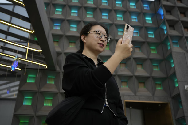 亚洲女性在街上使用手机图片下载