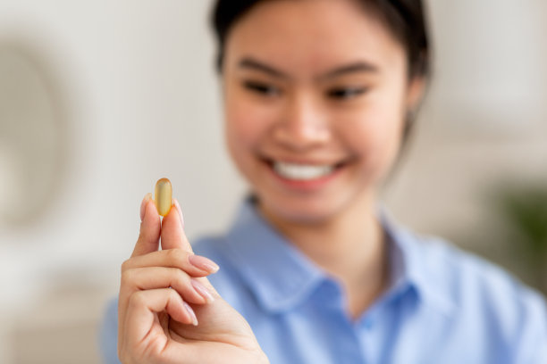 亚洲女性手部明胶胶囊的选择性聚焦图片下载