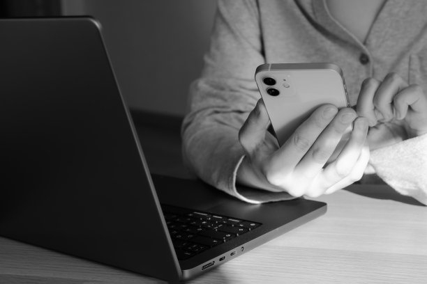 网络安全黑客智能手机。互联网网络黑客技术。数据保护，安全的互联网接入，网络安全。高质量的照片与文字欺诈。图片下载