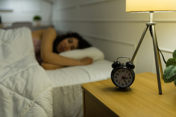 痛苦的女人躺在床上，直到深夜图片下载