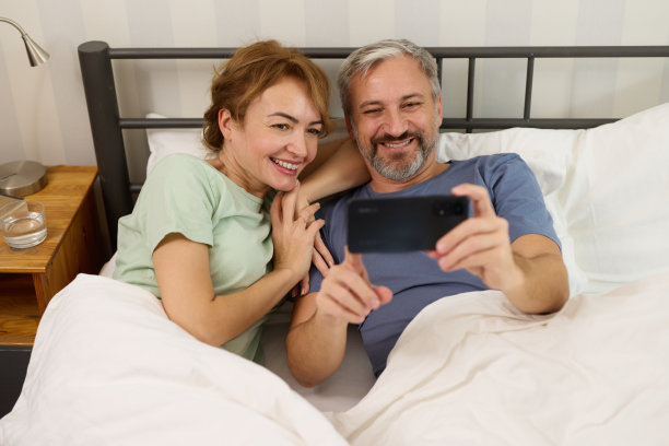 在家用手机捕捉爱的瞬间图片下载