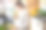 一名年轻女子用智能手机拍下了她在家里厨房里做的沙拉图片下载