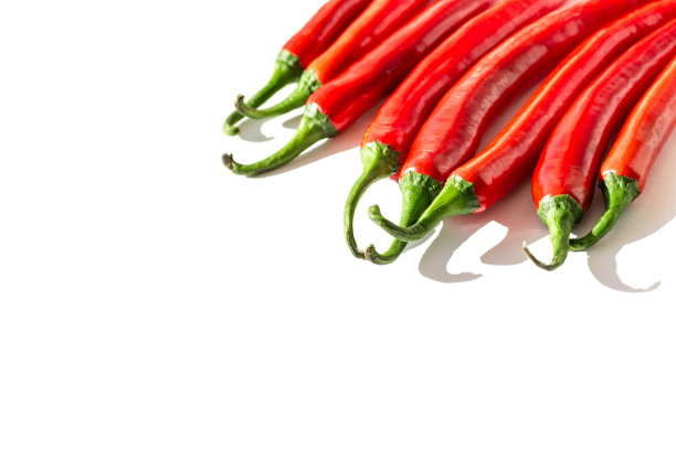 有创意的构图由红色辣椒在白色阳光下的背景阴影。健康食品成分概念。有选择性的重点图片下载