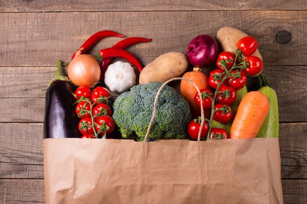 提供健康食品背景。健康有机食品，纸袋装蔬菜。零浪费的概念。图片下载