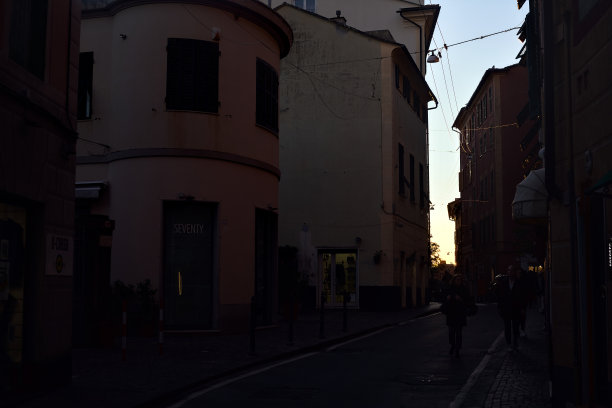 薄暮的天空被高楼大厦所勾勒图片下载