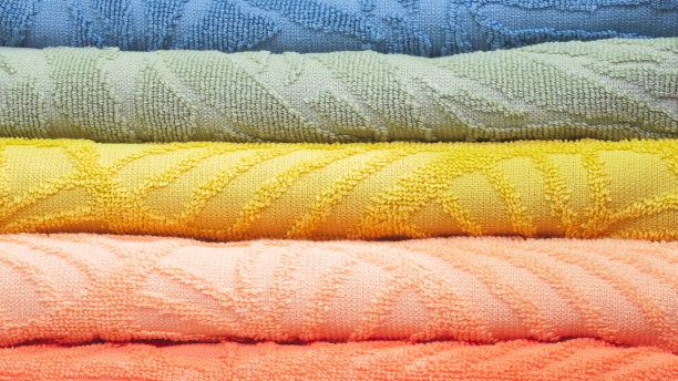 彩色折叠毛巾堆叠特写图片，酒店服务理念图片下载
