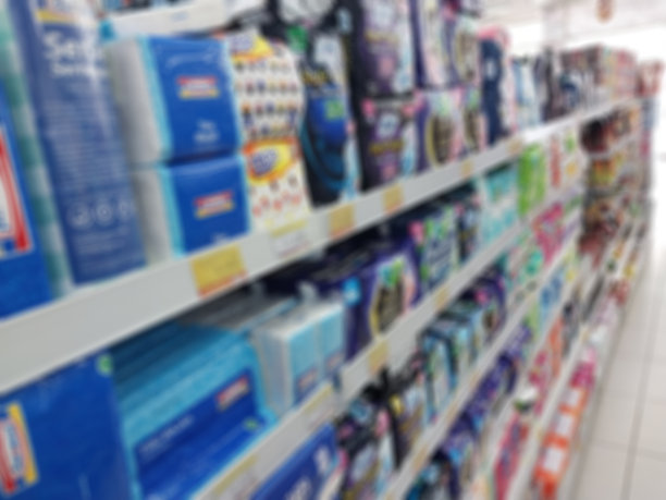 超市货架过道的模糊照片图片下载