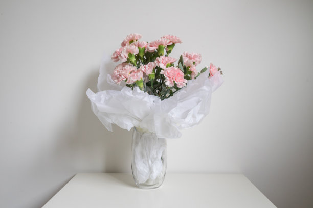 桌上有一束粉红色的康乃馨图片下载