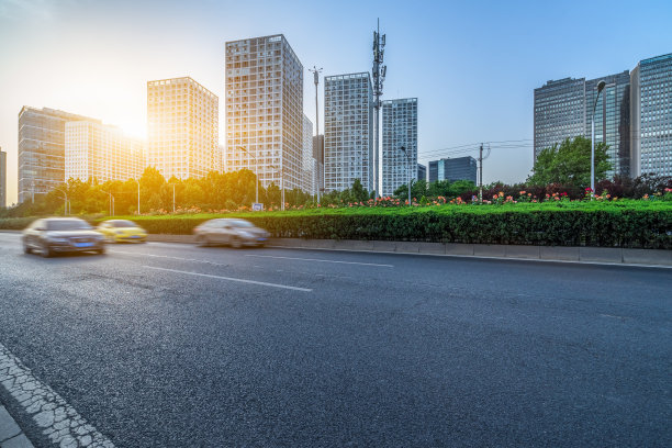 城市道路上有流动车辆图片下载