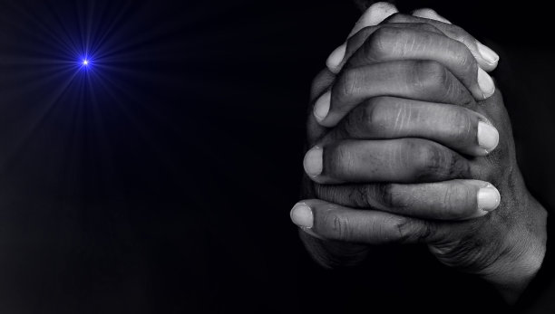 男子双手一起向上帝祈祷加勒比男子祈祷与黑色背景的股票照片股票照片图片下载