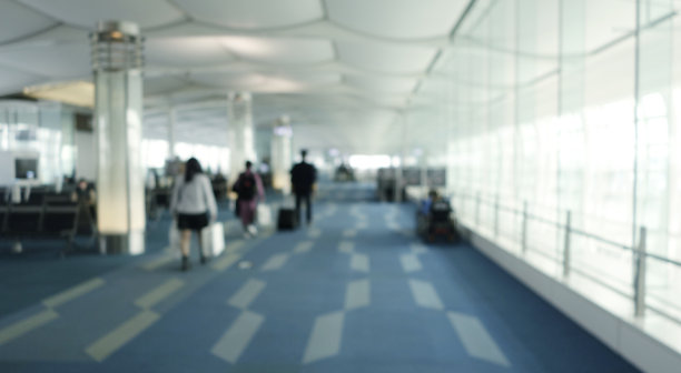 模糊的办公室背景，现代商务大厅与地板上的光线反射，抽象模糊的机场作为背景。图片下载