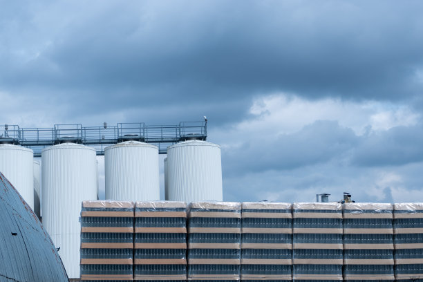 啤酒厂空啤酒瓶包装的生产架。图片下载