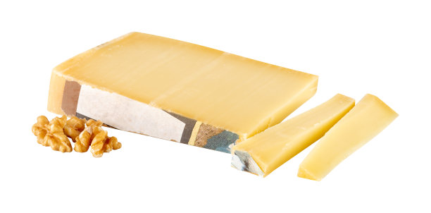 奶酪杏仁坚果切断孤立的白色背景与修剪路径图片下载