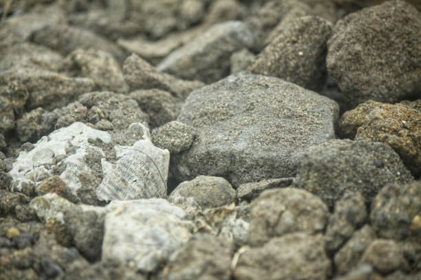 尘土飞扬的岩石图片下载