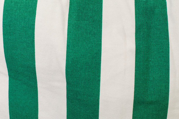 条纹褶皱的绿色和白色的一块布作为织物的背景纹理。现代时尚的壁纸。面料印花，纺织品设计，时尚。图片下载