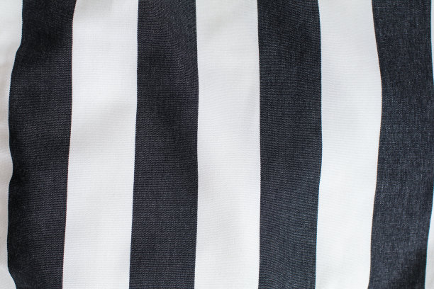 条纹褶皱的黑白一块布作为织物的背景纹理。现代时尚的壁纸。图片下载