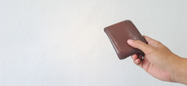 男子手握钱包隔离在白色背景与复制空间的文本图片下载