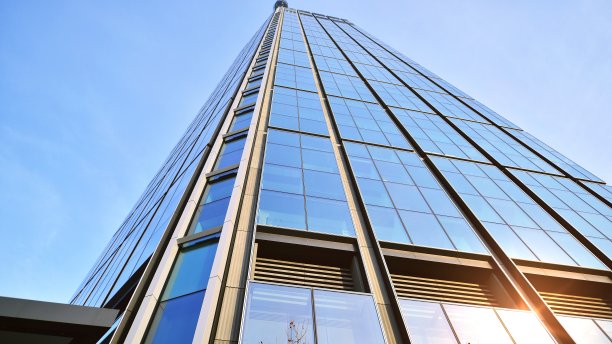 底部的现代摩天大楼在商业区与蓝天。图片下载