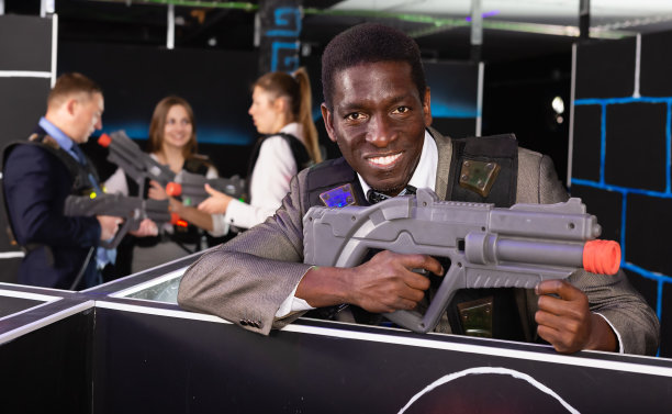 非裔美国人拿着激光枪玩激光枪战图片下载