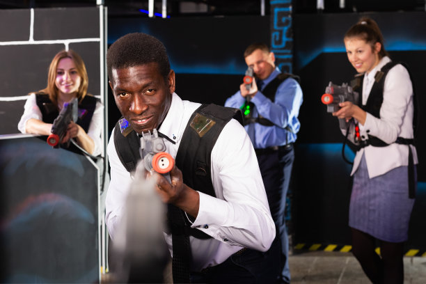 非洲商人玩激光枪战图片下载