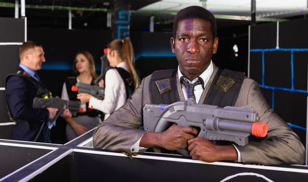 非洲商人玩激光枪战图片下载