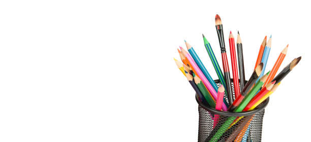 彩色铅笔放在白色的杯子里。文本的空闲空间。宽的照片。图片下载