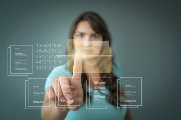 在元宇宙中使用未来用户界面的人手特写图片下载