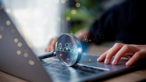 人力资源人力资源管理招聘就业猎头概念，人力资源使用计算机搜索和选择求职者选择人加入人力资源部门工作的过程。图片下载